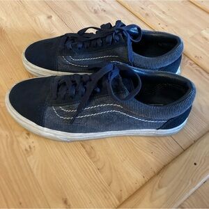 Vans sneakers, navy. Men’s sz 9; Women’s sz 10.5. Barely worn.